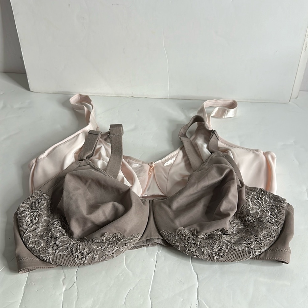 NWOT 2pcs set Olga Warner’s Underwire lace bra
Beige/Tan size 38D